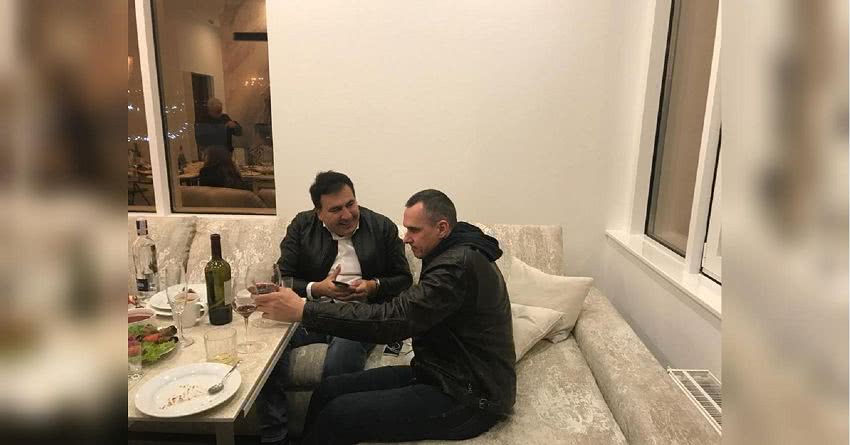 С анекдотами, стихами и Сенцовым: Саакашвили показал, как отметил новоселье в Одессе (видео)
