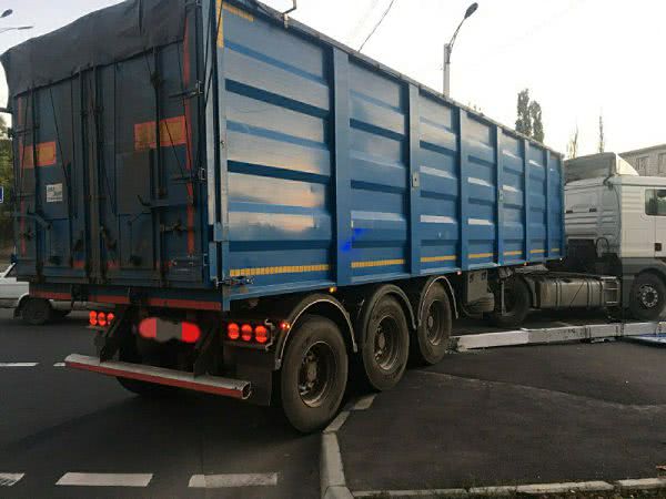 Не рассчитал габариты: в Измаиле фура завалила электроопору и светофор