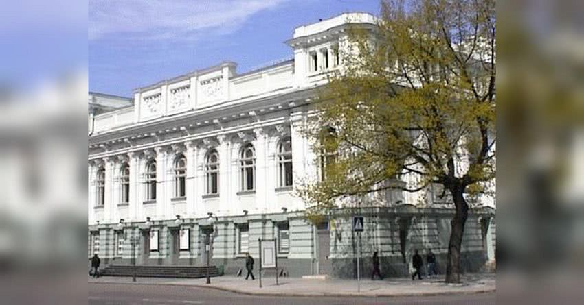 “Подарок” к юбилею: суд решил закрыть Одесский украинский музыкально-драматический театр