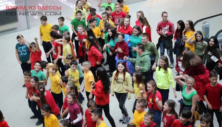 В Одессе школьники провели флешмоб, станцевав посреди торгового центра