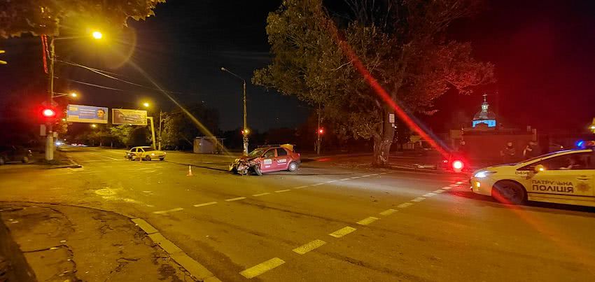 В ДТП на поселке Котовского в Одессе снесли светофор. Фото