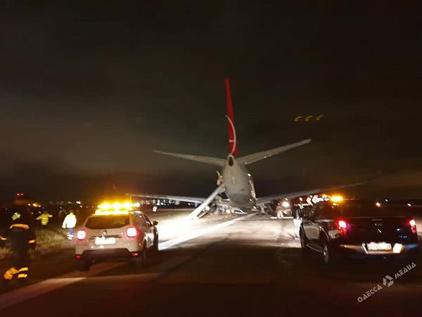 Второй самолет за день сломался в Одесском аэропорту, пассажиров эвакуировали (фото, видео)