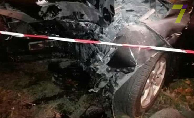В Одессе иномарка влетела в дерево: есть пострадавшие (фото)