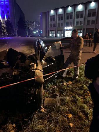 Кровавое ДТП в Одессе: военнослужащий на своем авто на большой скорости врезался в дерево (фото)