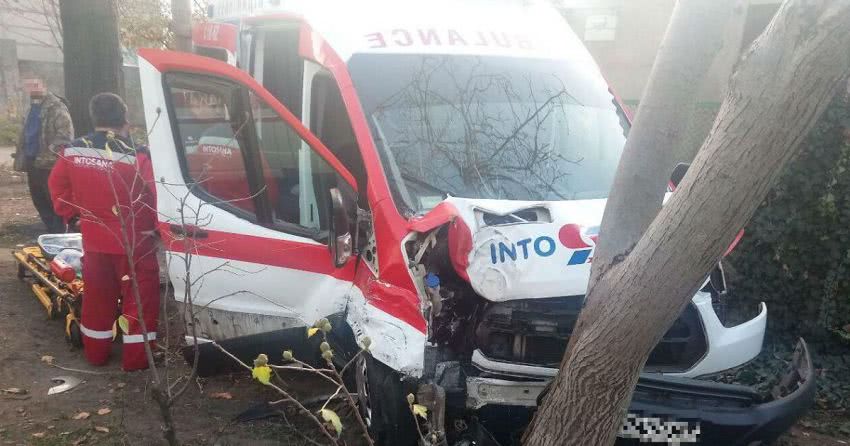 Не пропустив. В Одесі через водія легковика карета швидкої допомоги врізалася в дерево