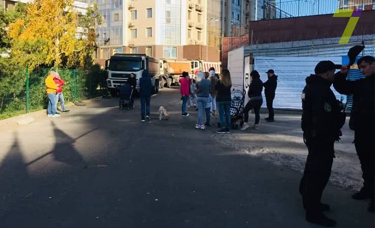 Жители Гагаринского плато снова блокировали проезд фур (фото)