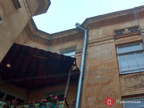 В центре Одессы с памятника архитектуры упал кусок карниза. Фото