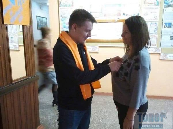 Против насилия: школьники Тарутинской школы одели оранжевые шарфы и присоединились к акции протеста