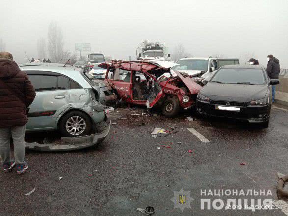 Під Одесою через сильний туман сталося одночасно три ДТП, є загиблий та постраждалі
