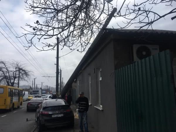 Внаслідок ДТП в Одесі стовп впав на будинок