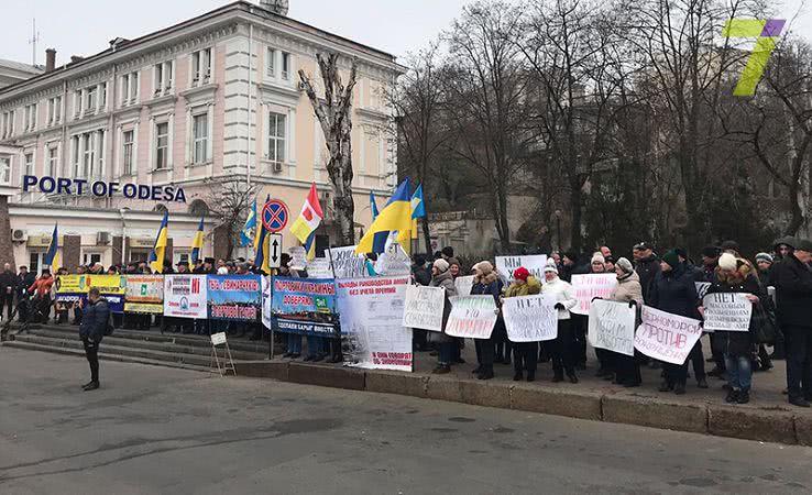 Портовики Одессы и Черноморска вышли на акцию протеста (фото)