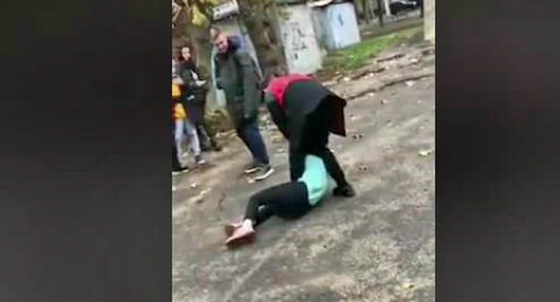 Одесский школьник побил одноклассницу — дети смеялись и снимали на камеру