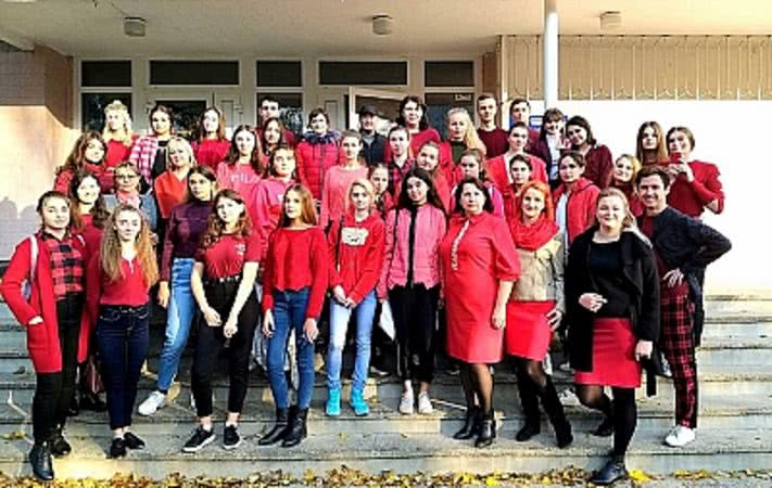 В колледж Белгорода-Днестровского студенты пришли в красной одежде