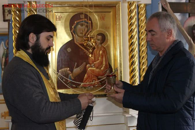 Одесская область: глава Ивановской райадминистрации поставил в храме свечку за здравие своих недругов