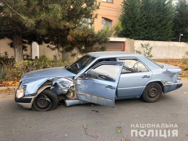 В Одесі карета швидкої допомоги врізалась в дерево: фото з місця аварії