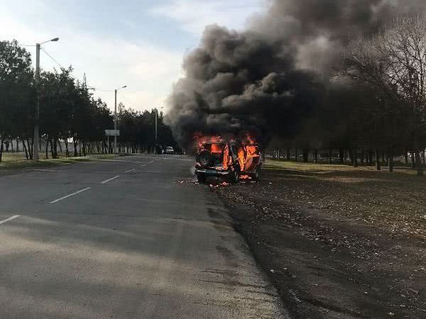 Под Одессой прямо на ходу загорелось авто с полицейскими (фото)