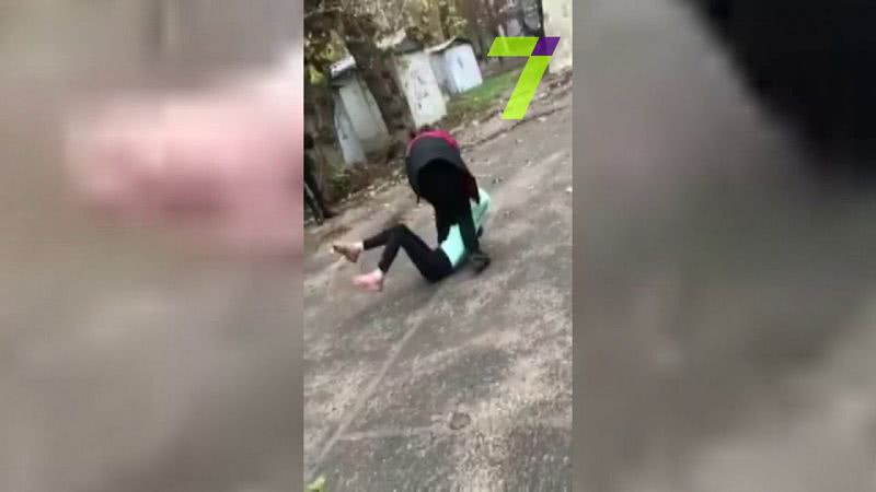 В Одессе школьник прилюдно избил сверстницу (видео)