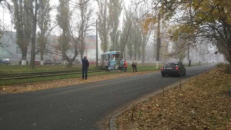 В Одессе трамвай сошел с рельсов и врезался в столб. Фото