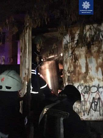 В Одессе дети решили подорвать грузовик петардой. Фото