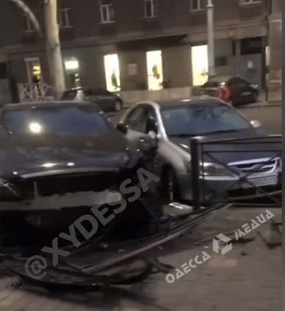 В центре Одессы автоледи на иномарке снесла ограждение (видео)