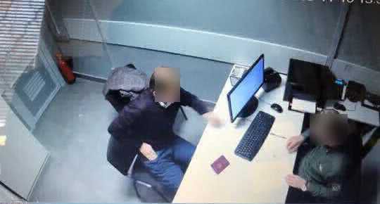 В Одесском аэропорту иностранец с поддельными документами пытался дать 3500 долларов пограничникам