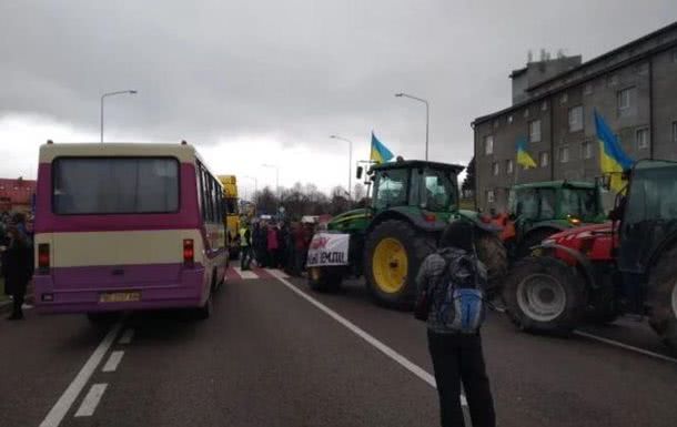 Аграрии перекрыли трассу Киев - Одесса в районе села Демидовка. Протестуют пртив  земельной реформы