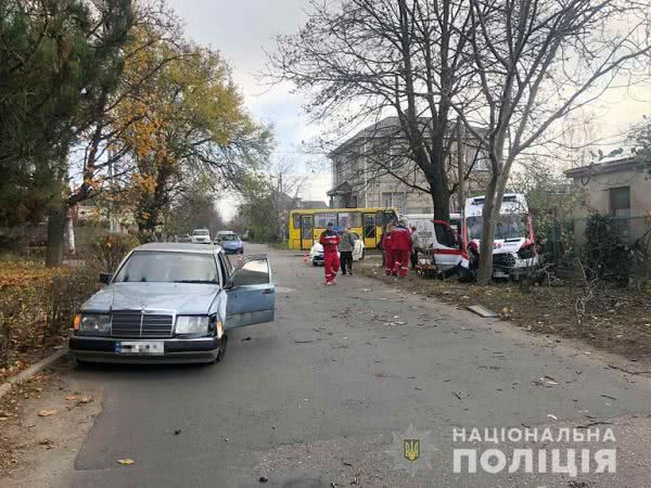 В Одессе автомобиль скорой влетел в дерево — четверо пострадавших