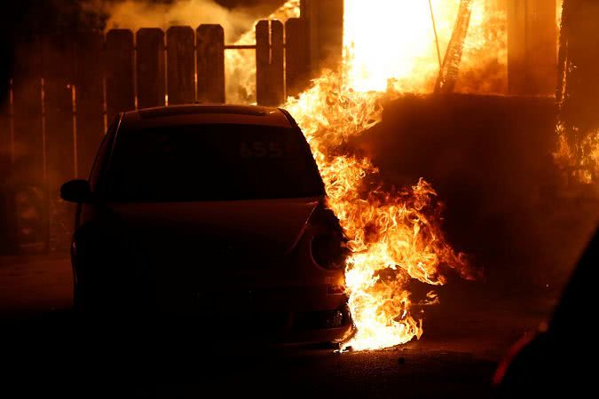 В Одесі біля райвідділу підпалили автомобіль поліцейського