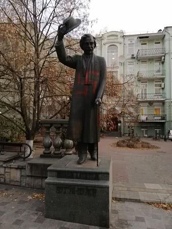 В Киеве памятник еврейскому писателю Шолом Алейхему обрисовали нацистскими свастиками