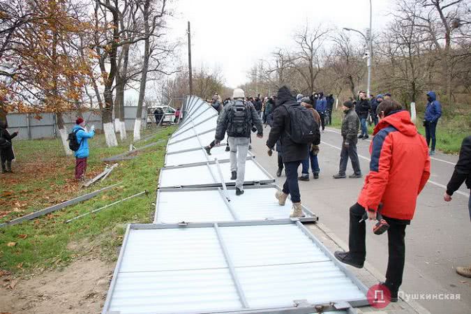 Одесские активисты сломали забор на пляже, где хотят построить 10-этажку