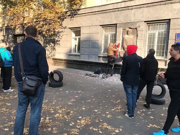 Демонтированный с военкомата барельеф Жукову передали в одесский военный музей на Пироговской
