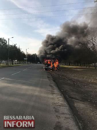 Поліцейське авто згоріло дощенту прямо під час руху на Одещині