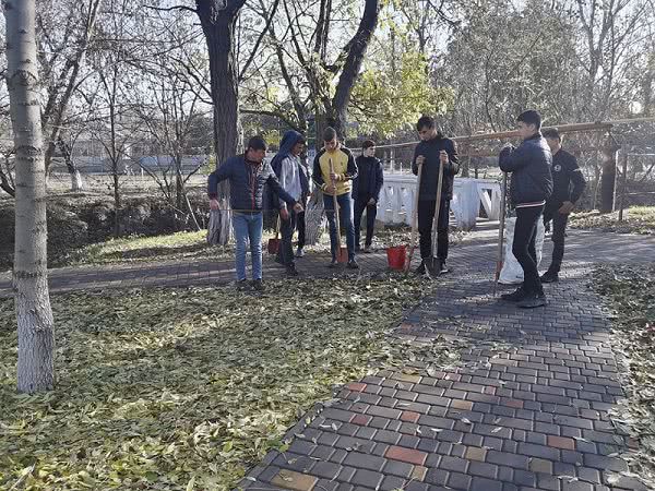 Первокурсники Тарутинского аграрного лицея присоединились к природоохранной акции «Посади дерево»