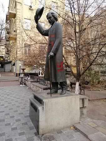В Киеве памятник еврейскому писателю Шолом Алейхему обрисовали нацистскими свастиками В Киеве памятник еврейскому писателю Шолом Алейхему обрисовали нацистскими свастиками