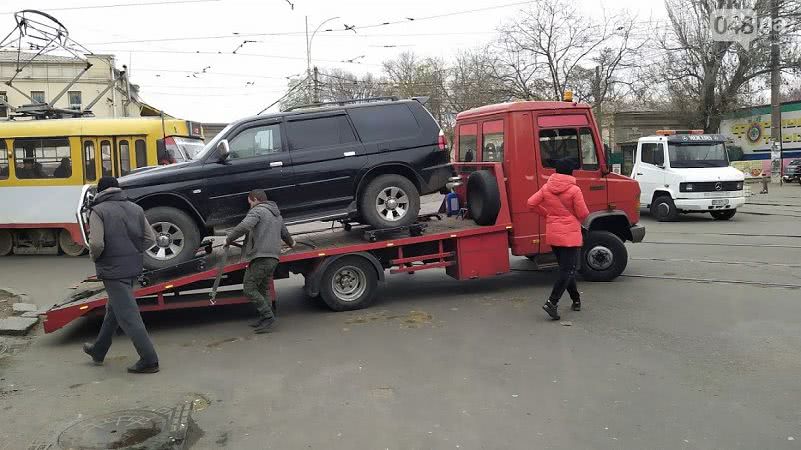 На Привозе продолжается активная эвакуация неправильно припаркованных автомобилей