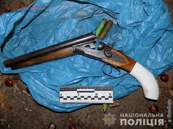 В Одесской области мужчина гулял с обрезом под курткой