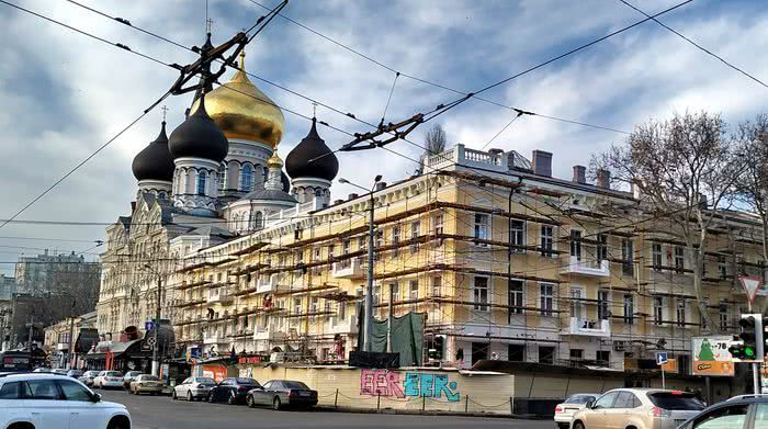 Памятник архитектуры напротив вокзала поменял цвет в процессе реставрации