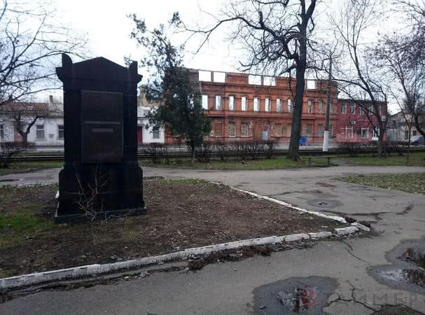 Вадндал разбил мемориальную доску на памятнике герою Одессы Михаилу Плохому