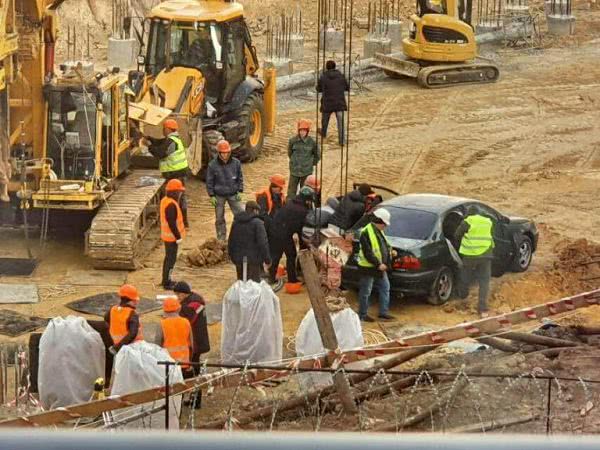 В Одессе на стройке рабочий провалился в трёхметровый котлован