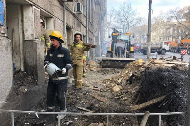 В Одессе продолжают расчищать сгоревший дома Асвадурова