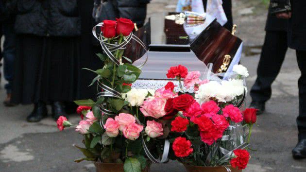 В Одессе простились со студентками, погибшими при пожаре на Троицкой