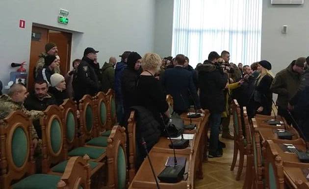 Во Львове титушки-АТОники, чтобы доказать что они не "титушки" выбили двери и ворвались на сессию Во Львове титушки-АТОники, чтобы доказать что они не "титушки" выбили двери и ворвались на сессию
