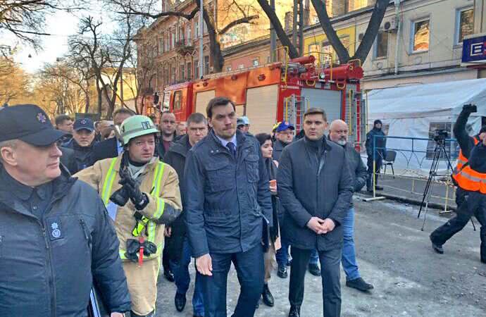 Премьер-министр Алексей Гончарук прибыл в Одессу из-за пожара в колледже