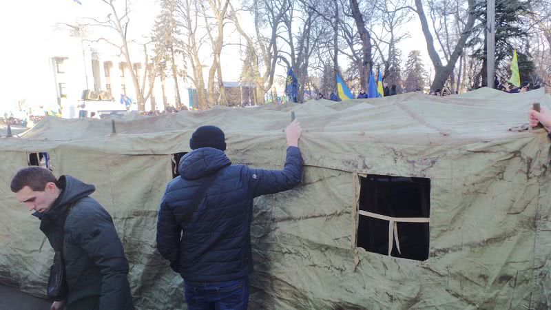 Под парламентом подрались полиция и радикалы. Около десятка националистов было задержаны, но почти сразу отпущены Под парламентом подрались полиция и радикалы. Около десятка националистов было задержаны, но почти сразу отпущены