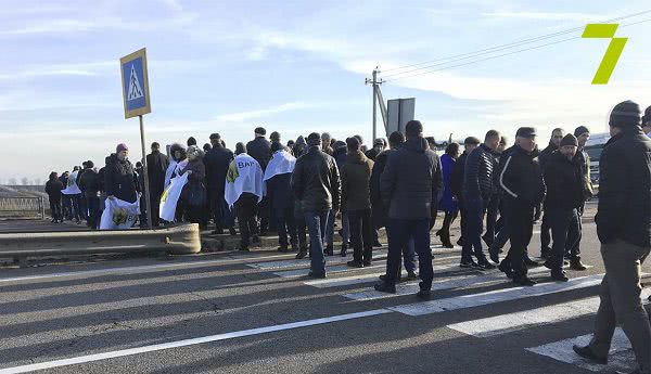 Главные трассы Украины перекрыты протестующими против против рынка земли