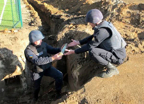 В школе под Одессой обнаружили сотни боеприпасов (фото)