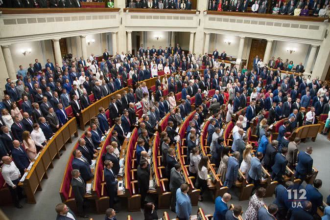Рада почтила минутой молчания погибшую и пострадавших на пожаре в одесском колледже