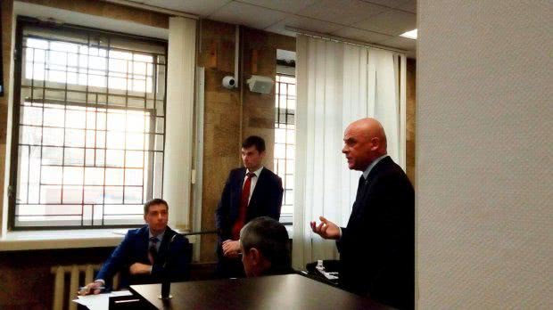«Пістолeт і 300 тисяч доларів»: В Антикорсуді показали відeо з обшуку на дачі дружини Труханова
