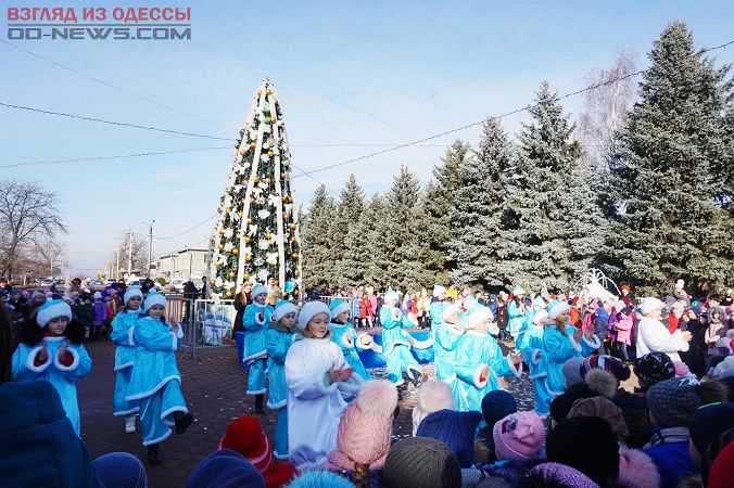 Одесская область: в Великой Михайловке дети пели и танцевали на центральной площади поселка