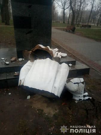 Акт вандализма в Харькове: разрушен памятник Максиму Горькому